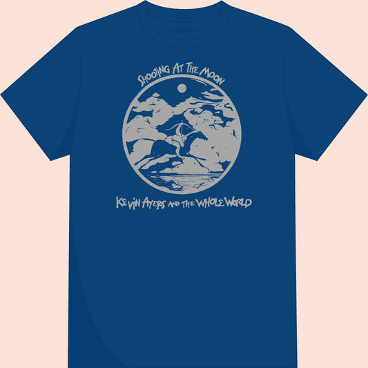 Camiseta azul Majorelle Blue de la banda Kevin Ayers & The Whole World serigrafiada en algodón orgánico GOTS.
